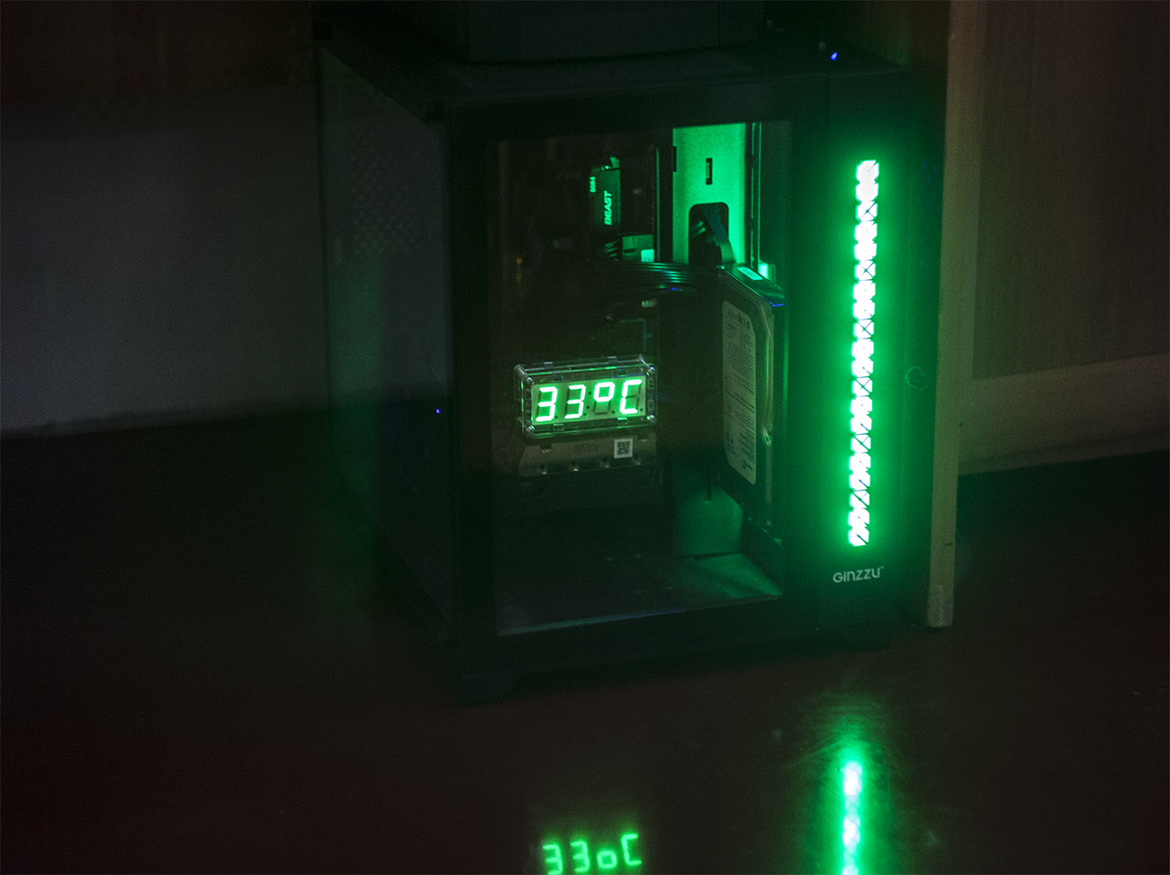 Часы в корпусе компьютера